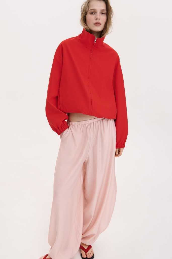 МІНІМАЛІСТИЧНА КУРТКА-БОМБЕР З ВИСОКИМ  КОМІРОМ-СТІЙКОЮ 1263 зображення 1